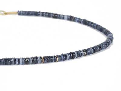 Kette aus funkelnden blauen Safirscheiben