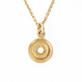 Anhänger aus 2 Goldschalen mit Perle