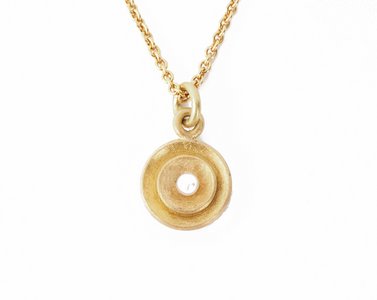 Anhänger aus 2 Goldschalen mit Perle