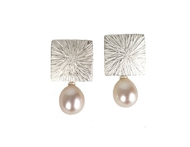 Strukturierte Ohrschmuck aus Silber mit Perltropfen