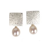 Strukturierte Ohrschmuck aus Silber mit Perltropfen
