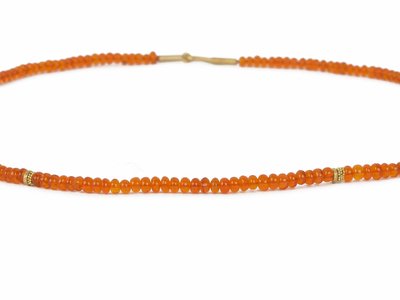 leuchtend orange Kette aus Feueropal mit Goldgranulation