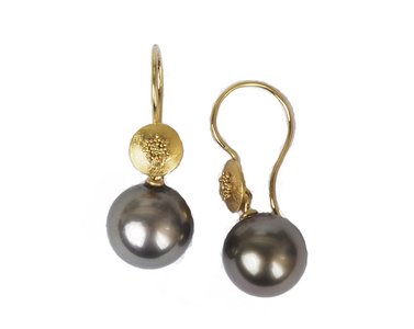 Ohrhänger aus Gold mit Granulation und Tahitiperlen