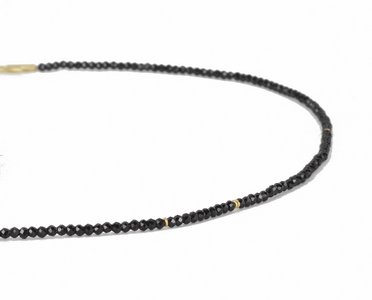 feine schwarze Spinellkettte mit Gelbgold