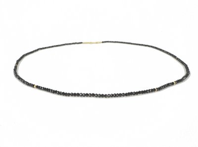 feine schwarze Spinellkettte mit Gelbgold