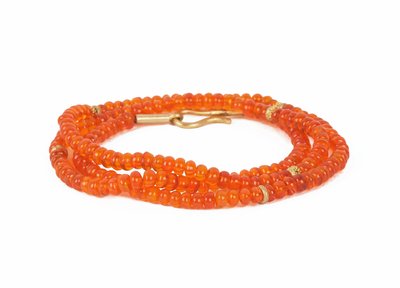 leuchtend orange Kette aus Feueropal mit Goldgranulation